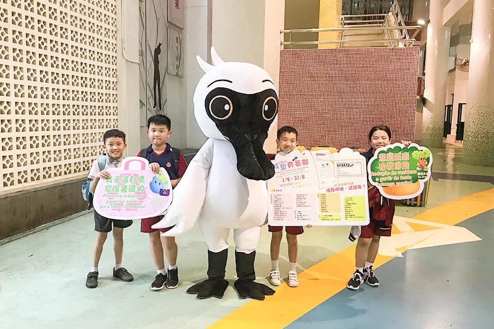 吉祥物遊走校園