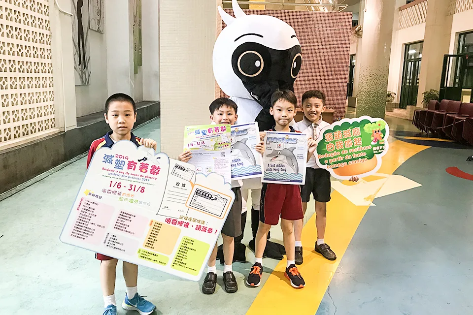 吉祥物遊走校園