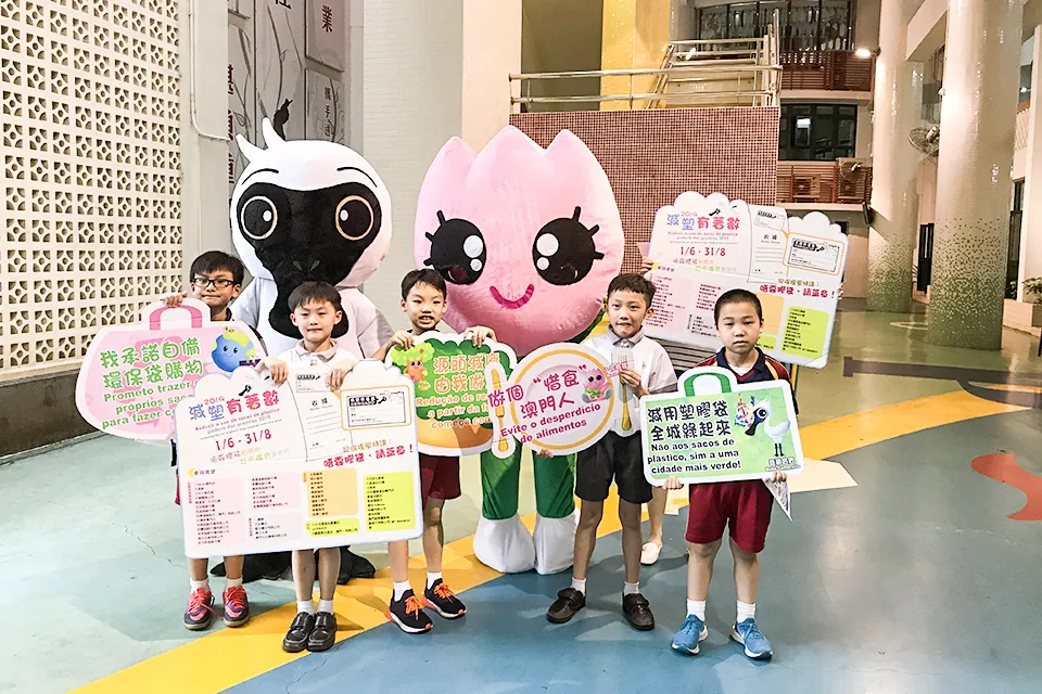 吉祥物遊走校園