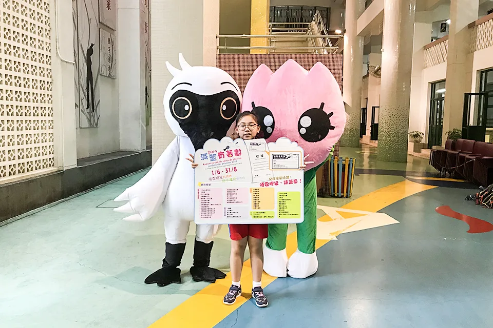 吉祥物遊走校園