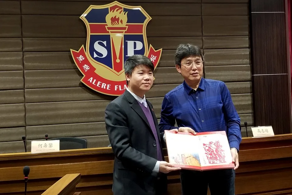 延安市外事僑務辦公室訪校