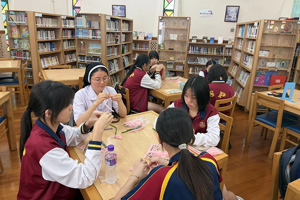 中學愛心義工小組母親節活動