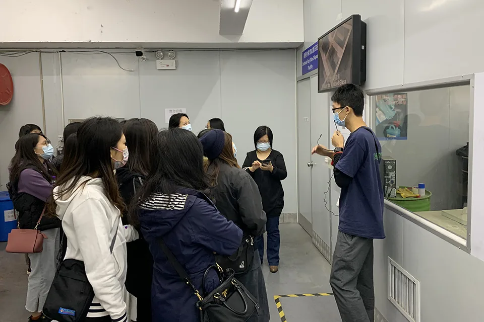 參觀電子回收處理埸