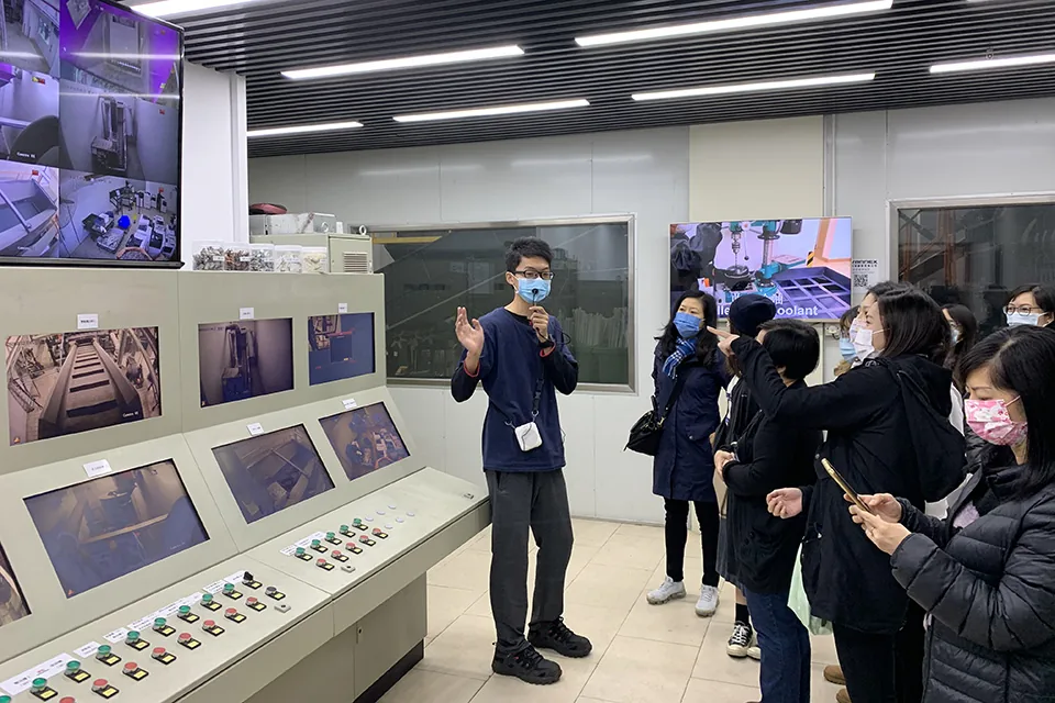 參觀電子回收處理埸