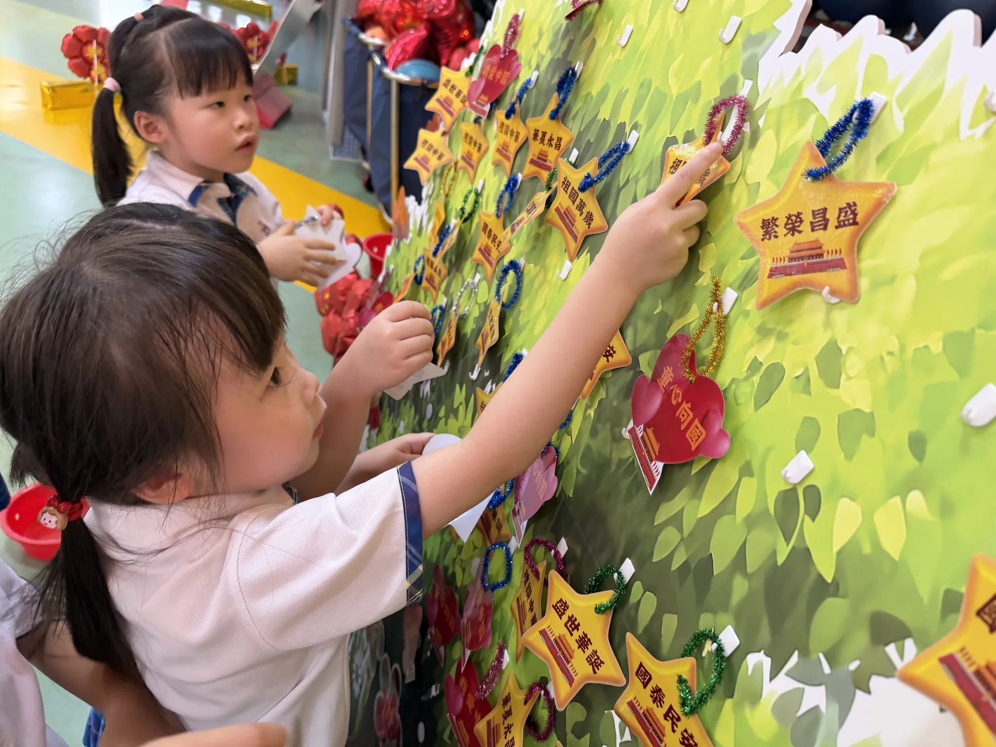 我們把祝福高高掛在華夏樹上。
