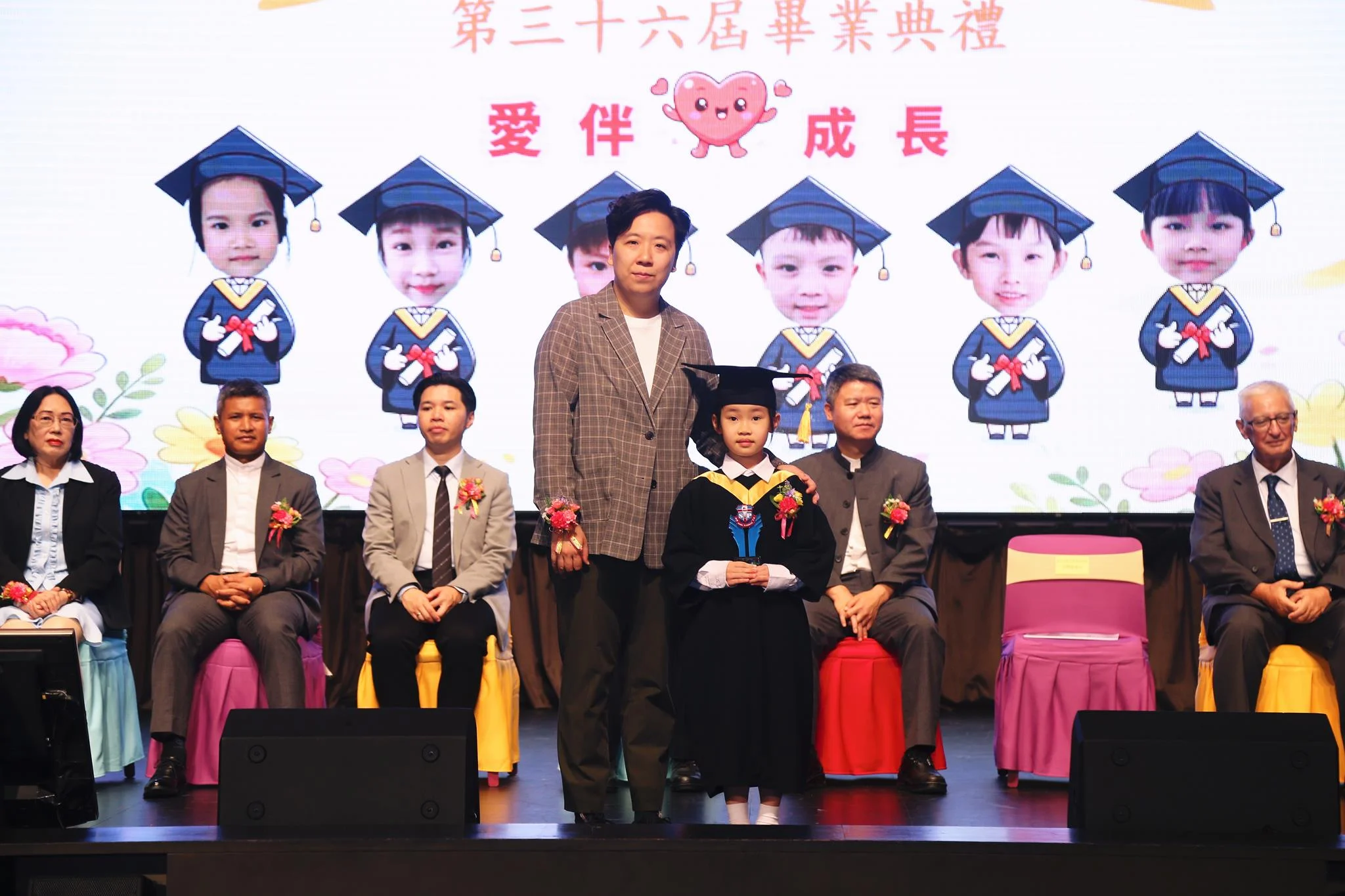 李艷琪處長為學生頒發奬項。