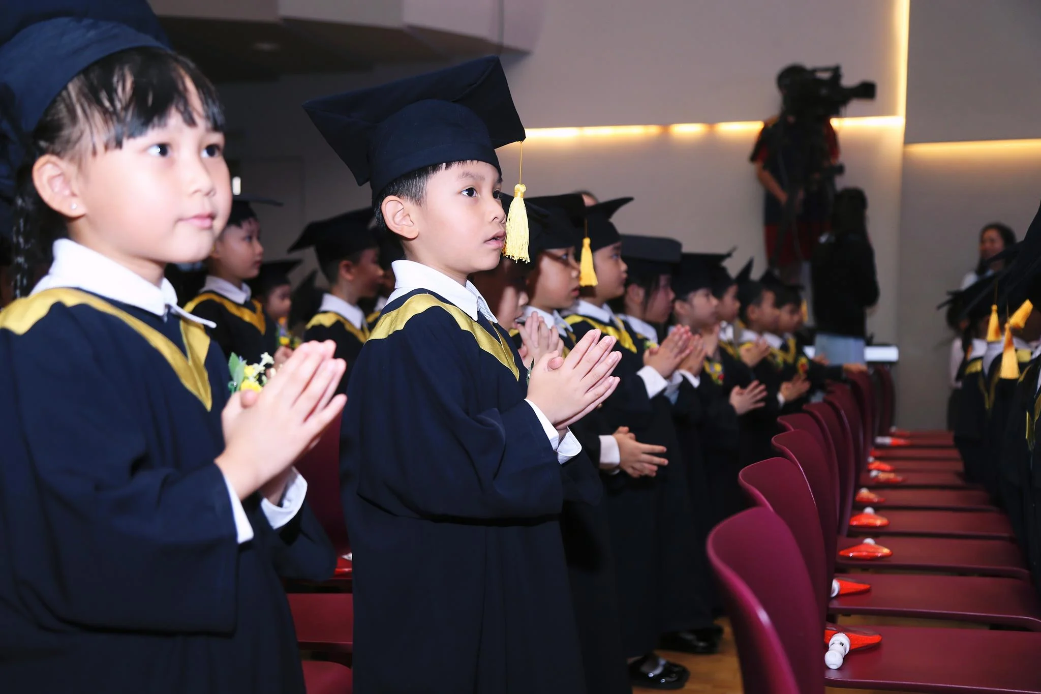 畢業生雙手合十，虔誠祈禱，在感恩與祝福中為幼稚園生活畫上美滿句號。