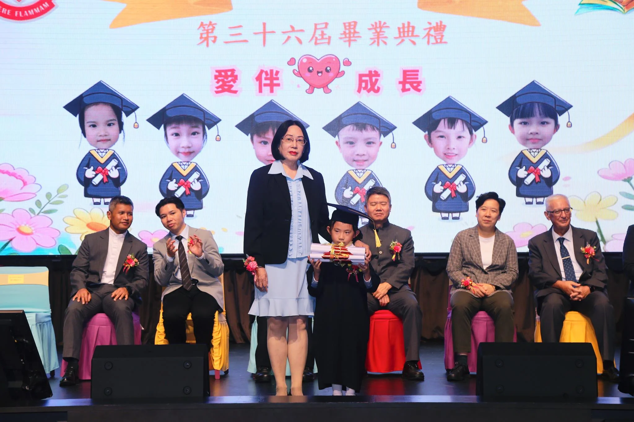 鍾副校長為畢業生頒發畢業證書。