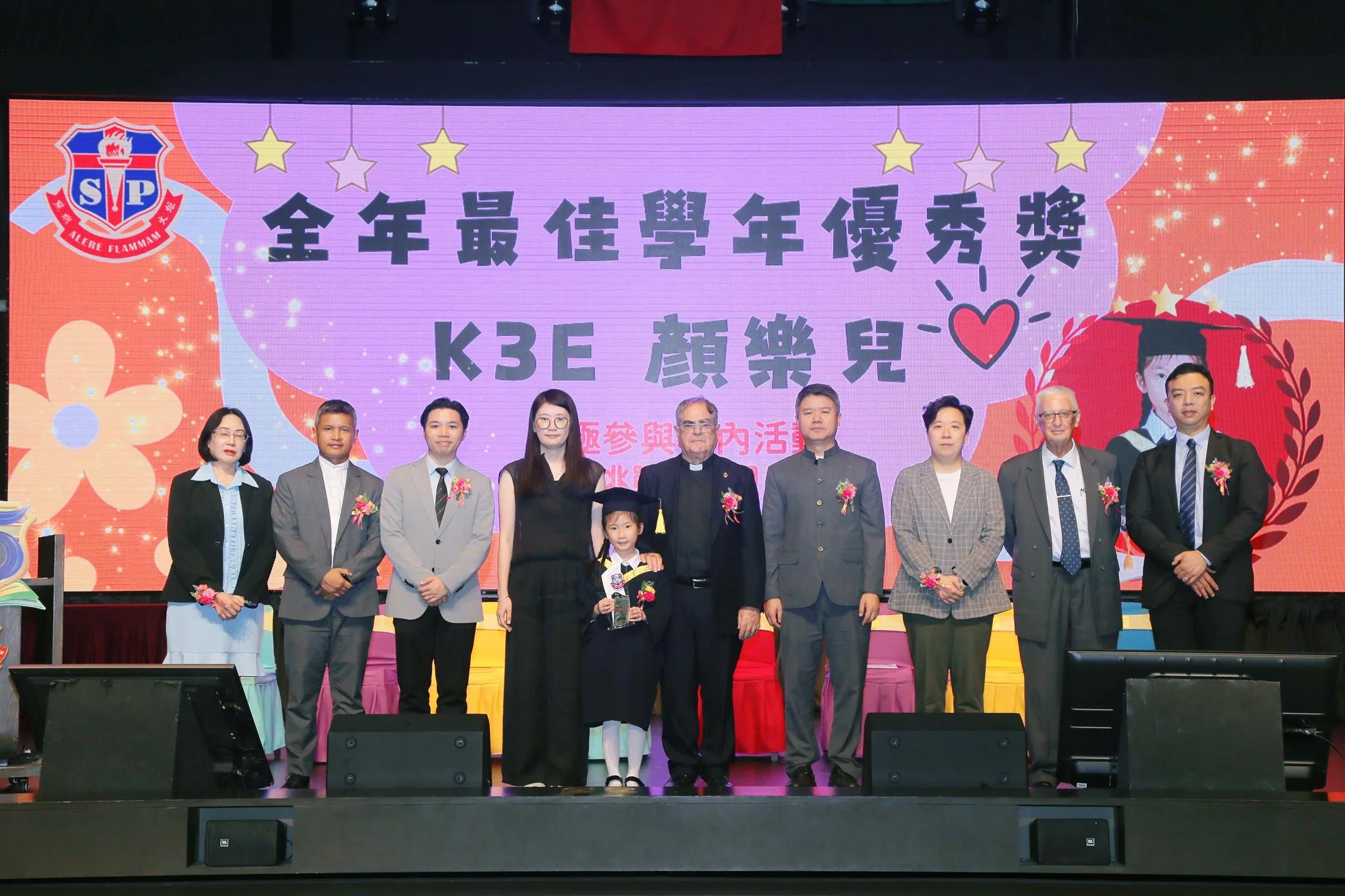 顏樂兒同學榮獲全年最佳學行優秀奬。